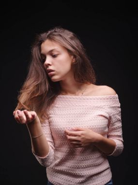 Kadın saç sorunları siyah bir arka plan ile vurguladı. Kırılgan saç için vitaminler. Saç tedavi kavramı. Kopya alanı.