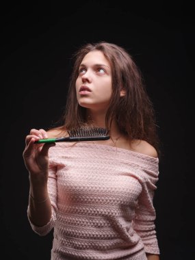 Kadın saç sorunları siyah bir arka plan ile vurguladı. Kırılgan saç için vitaminler. Saç tedavi kavramı. Kopya alanı.