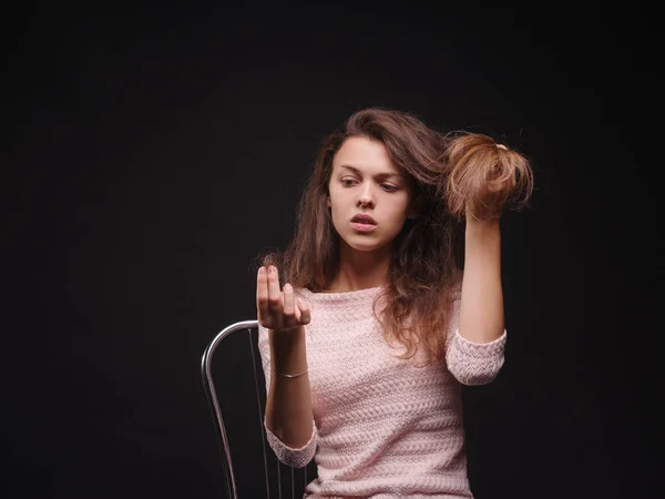 Стрессовая женщина с проблемами волос на черном фоне. Витамины для нежных волос. Концепция обработки волос. Копирование пространства . — стоковое фото