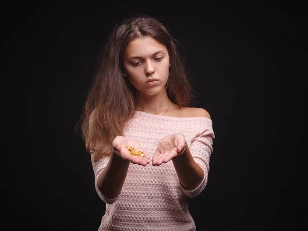 Triste femme tenant des cheveux emmêlés sur le fond noir. Une touffe de cheveux sur une main de fille. Concept de perte de cheveux. Espace de copie . — Photo