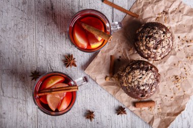 Kırmızı çay bardak ve tablo arka plan üzerinde çikolata cupcakes. Limonlu çay çerezler ile. Kış Kahvaltı.