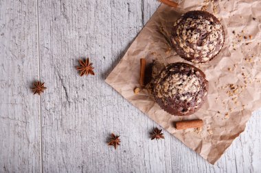 Ahşap bir zemin üzerine tarçın ile çikolata cupcakes. Çikolatalı kek. Cafe kahvaltı. Kopya alanı.