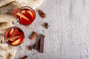 Sıcak çay ve tatlılar bir eşarp ahşap arka plan üzerinde yanındaki bir kış gününde. Ev atmosfer. Çay ve çikolata.