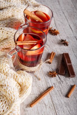 Sıcak çay ve tatlılar bir eşarp ahşap arka plan üzerinde yanındaki bir kış gününde. Ev atmosfer. Çay ve çikolata.