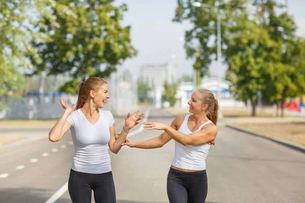 Mutlu arkadaş Koşu üzerinde arka plan bulanık. Mutlu kız kaçakçıları. Etkinlik kavramı. Kopya alanı.