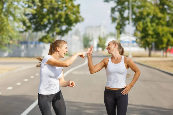 Mutlu arkadaş Koşu üzerinde arka plan bulanık. Mutlu kız kaçakçıları. Etkinlik kavramı. Kopya alanı.