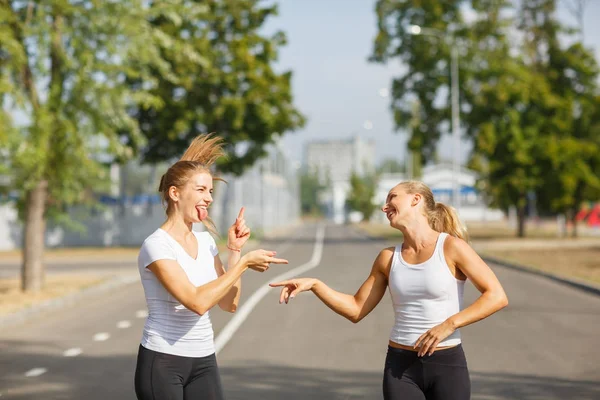 Mutlu arkadaş Koşu üzerinde arka plan bulanık. Mutlu kız kaçakçıları. Etkinlik kavramı. Kopya alanı.