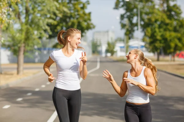 Mutlu arkadaş Koşu üzerinde arka plan bulanık. Mutlu kız kaçakçıları. Etkinlik kavramı. Kopya alanı.