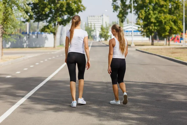 Park arka plan üzerinde çalışan sportif genç kızlar. Atletik, seksi kadın. Koşu kavramı. Kopya alanı. — Stok fotoğraf