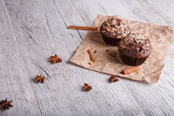 Cupcake al cioccolato con cannella su fondo di legno. Muffin al cioccolato. Colazione al caffè. Copia spazio . — Foto Stock