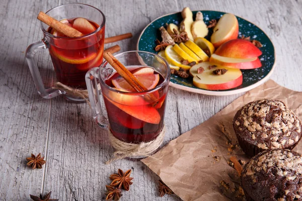 Aromatik, sıcak kırmızı çay ile elma ve tatlı çörek tablo arka plan üzerinde. Sağlıklı kahvaltı.