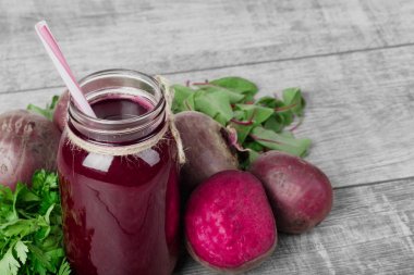 Pancar suyu ahşap arka plan üzerinde bir cam kavanoza. Beetroots ve taze maydanoz kesti. Sebze sallıyor. Kopya alanı.