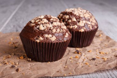 Tablo arka plan üzerinde fındık ile yakın çekim iki Çikolatalı kekler. Çikolatalı kek. Ev yapımı pasta.