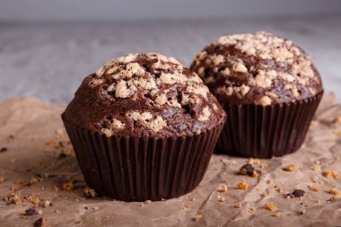 Tablo arka plan üzerinde fındık ile yakın çekim iki Çikolatalı kekler. Çikolatalı kek. Ev yapımı pasta.