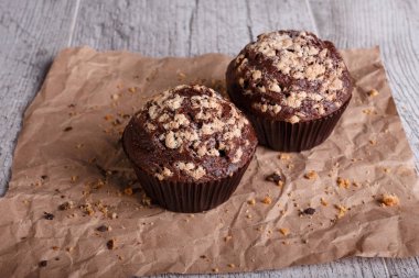 Tablo arka plan üzerinde fındık ile yakın çekim iki Çikolatalı kekler. Çikolatalı kek. Ev yapımı pasta.