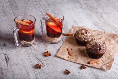 Kırmızı çay bardak ve tablo arka plan üzerinde çikolata cupcakes. Limonlu çay çerezler ile. Kış Kahvaltı.
