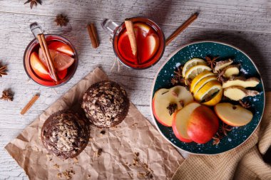 Aromatik, sıcak kırmızı çay ile elma ve tatlı çörek tablo arka plan üzerinde. Sağlıklı kahvaltı.
