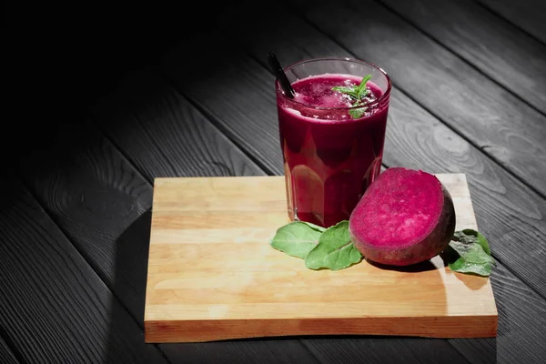 Pancar ve Salatalar ahşap arka plan üzerinde. Bir bardak kırmızı pancar içki kesme masa üzerinde. Vejetaryen Cafe konsept. Kopya alanı.
