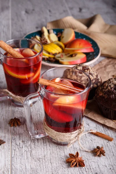 Aromatik, sıcak kırmızı çay ile elma ve tatlı çörek tablo arka plan üzerinde. Sağlıklı kahvaltı.