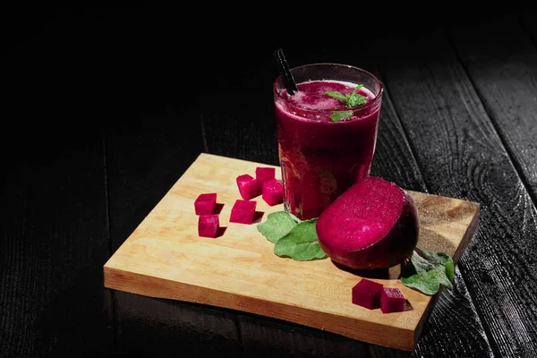 Sebzeli içki güzel bileşimi. Pancar pancar siyah bir zemin üzerine güler yüzlü ve kesim. Pancar ürünleri. Kopya alanı.