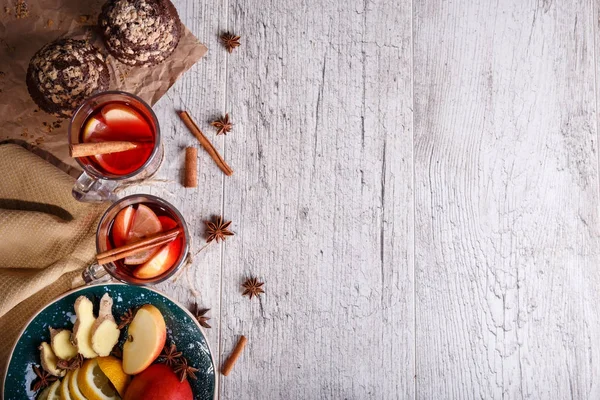 Meyve ve çikolata kek tablo arka plan üzerinde sıcak kırmızı çay. Sağlıklı kahvaltı. Kopya alanı.