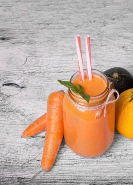 Dekoratif payet ve çevresinde farklı sebze ışık ahşap zemin ile açılan bir kavanoz close-up. Organik havuç ve kabaklari vitamin dolu. Vejetaryen içer. Kopya alanı.