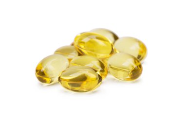 Balık omega 3 jel kapsül veya beyaz bir arka plan üzerinde izole pils petrol. Şeffaf balık yağı tabletleri bir grup.