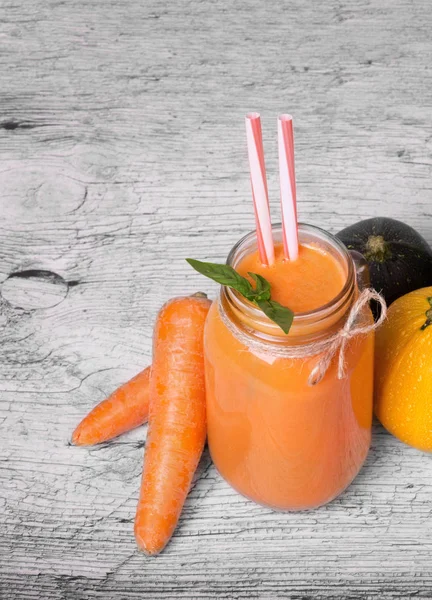 Dekoratif payet ve çevresinde farklı sebze ışık ahşap zemin ile açılan bir kavanoz close-up. Organik havuç ve kabaklari vitamin dolu. Vejetaryen içer. Kopya alanı.