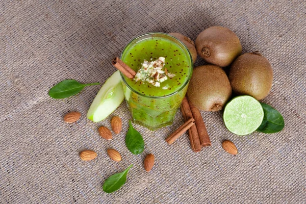 Açık kahverengi renkli olarak kivi, Sulu kireç ve bir dilim elma yığını organik bir bileşimi bir görüntü yukarıdan. Egzotik meyve dolu kumaş üzerinde Besleyici vitaminler dan sağlıklı kokteyl.