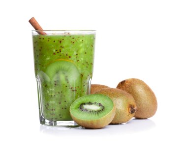 Tarçın çubuğu besleyici vitaminler, beyaz bir arka plan üzerinde izole dolu ile bir taze ev yapımı kivi güler yüzlü. Bütün ve kesme kivi yakınındaki bir içki. Doğal ve sağlıklı kokteyl için vejetaryen Kahvaltı.