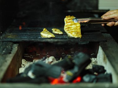Erkek el Close-Up besleyici et bir bulanık kılavuz arka plan üzerinde döner.. 