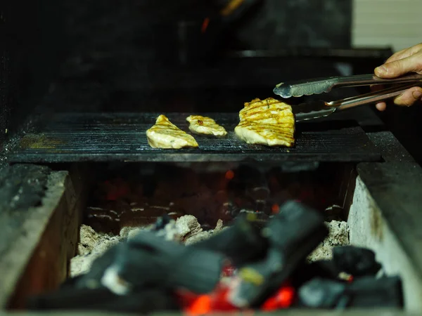 Közeli Kép Férfi Keze Tápláló Hús Bekapcsol Egy Homályos Rács — Stock Fotó