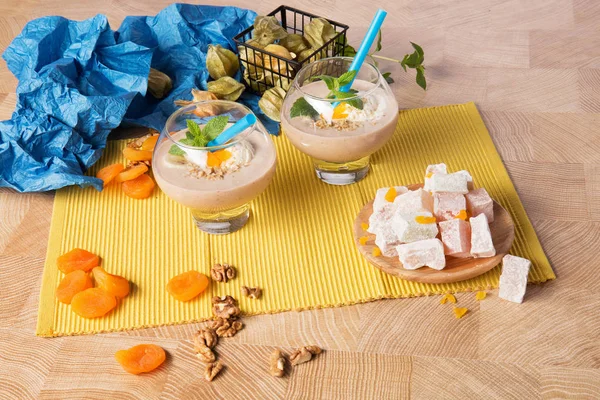 Une Paire Milkshakes Avec Crème Glacée Vanille Abricots Menthe Pailles — Photo