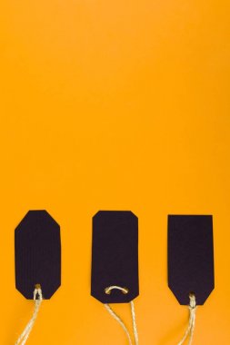 Parlak sarı zemin üzerine siyah etiket fiyat etiketi close-up. 