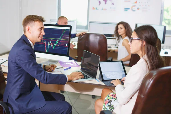 Beeld van twee jonge ondernemers met behulp van de touchpad op vergadering — Stockfoto