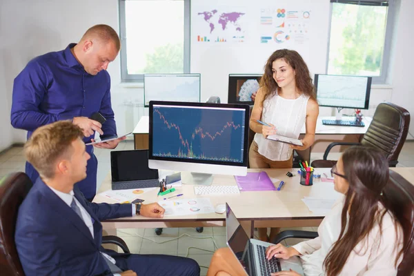 Zakelijk zakelijke bijeenkomst in het kantoor met jongeren. — Stockfoto