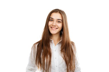 Beyaz bir arka planda beyaz bir bluz genç bir güzel kız portresi.