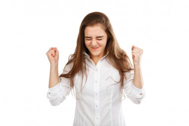 Beyaz bir arka planda beyaz bir bluz genç bir mutlu kız portresi.