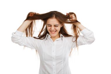 Beyaz bir arka planda beyaz bir bluz genç bir mutlu kız portresi.