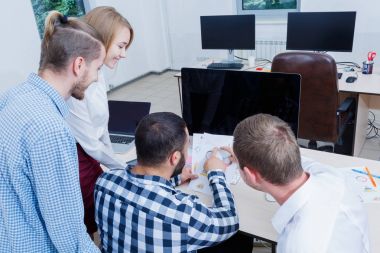 Gençlerle ofiste iş iş toplantısı.