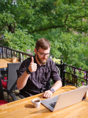 İşadamı temiz havada bir kafede iyi bir iş yok