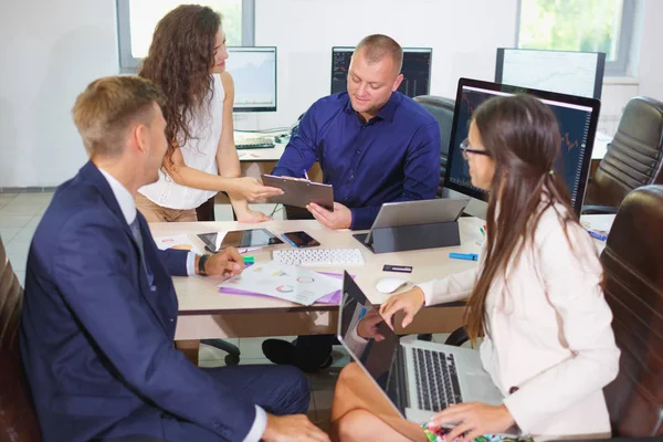 Afronding van een deal met jonge zakelijke partners — Stockfoto