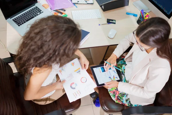 Ομαδική εργασία. Δύο νέοι επαγγελματίες γυναίκες συζητούν επιχειρηματικό σχέδιο. — Φωτογραφία Αρχείου