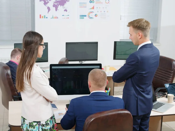 Groep jongeren in het kantoor het computerscherm kijken — Stockfoto