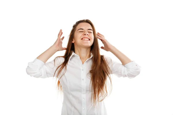 Retrato de una joven feliz sobre un fondo blanco, en blusa blanca . — Foto de Stock