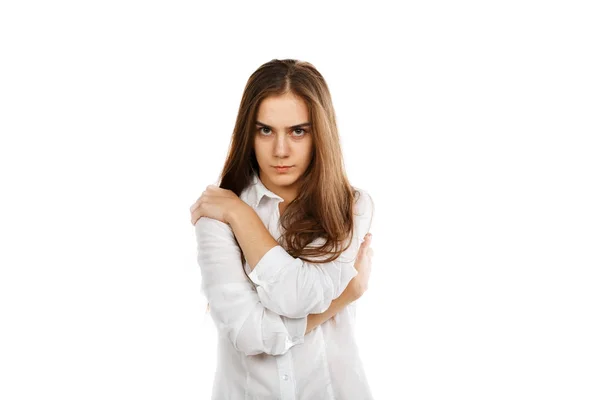Retrato de una joven sobre un fondo blanco que se abrazó — Foto de Stock