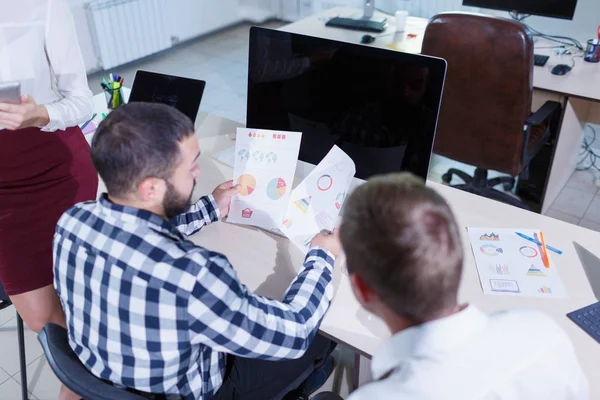 A neat and stylish office worker analyzes the schedule. — Stock Photo, Image