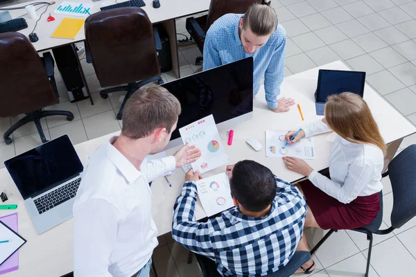 Zakelijk zakelijke bijeenkomst in het kantoor met jongeren. — Stockfoto