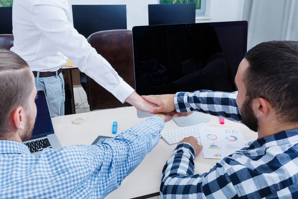 De business group maakt one-on-one handen terwijl u werkt in het kantoor. — Stockfoto