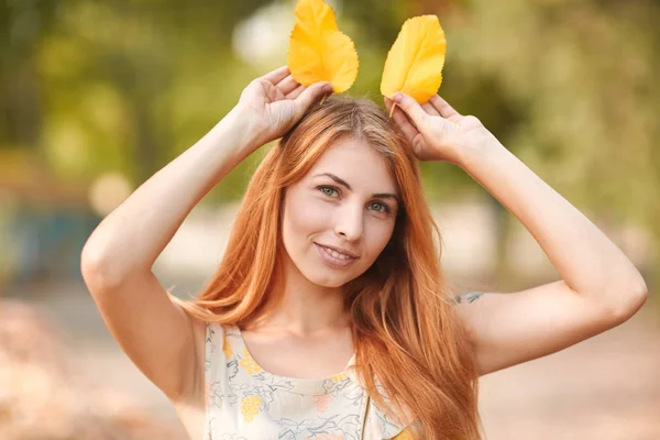 Boldog, fiatal, gyönyörű vörös hajú lány az őszi park. — Stock Fotó